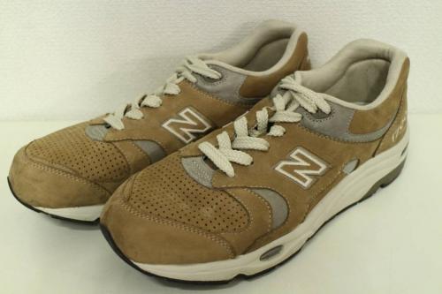 1400のスニーカー