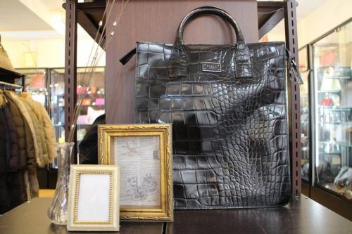 型押バッグのFURLA UOMO