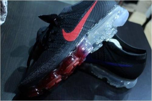 スニーカーのAIR VAPORMAX