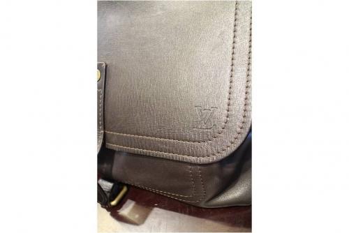 メンズにもLOUIS VUITTON/ルイヴィトン。”ユタ”レザーショルダー
