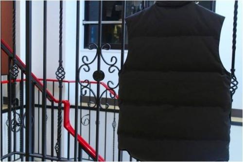 トップスのダウンベスト