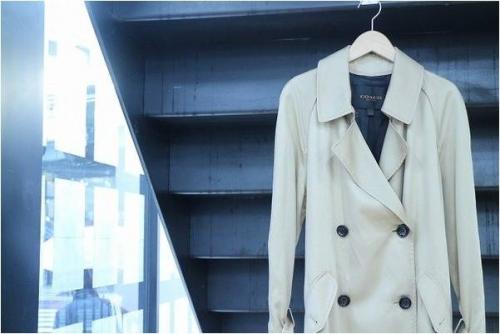 トップスのトレンチコート