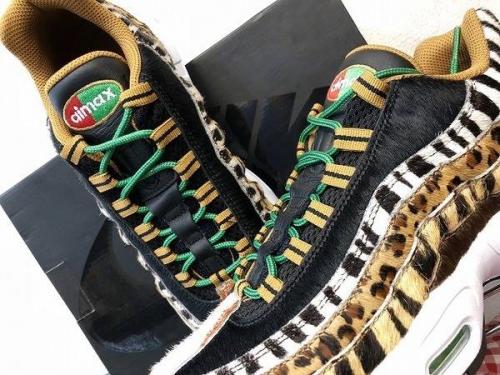 レアアイテムのスニーカー