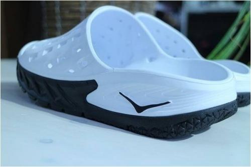 オーラリーのネオンサイン