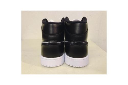 ナイキのAIR JORDAN 1 MID SE