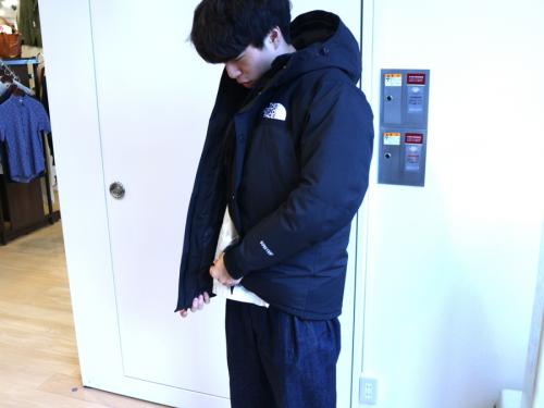 アウトドアのダウンジャケット