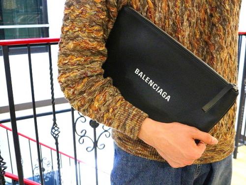 バレンシアガのトリプルエス