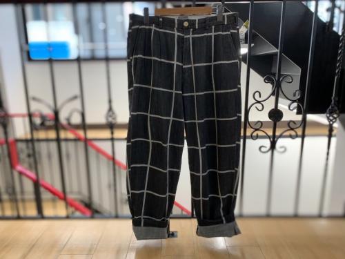 シーイーのチノパンツ