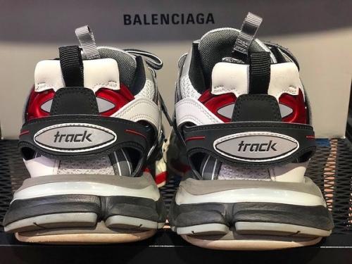 スニーカーのトラック