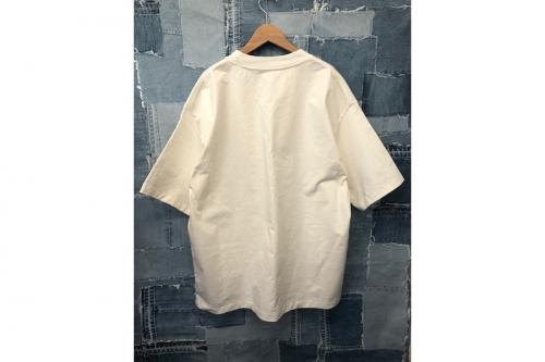 オーラリーのTシャツ