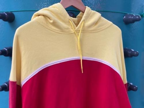 シーイーのパーカー