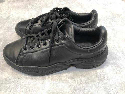 オーエーエムシー×アディダスのスニーカー