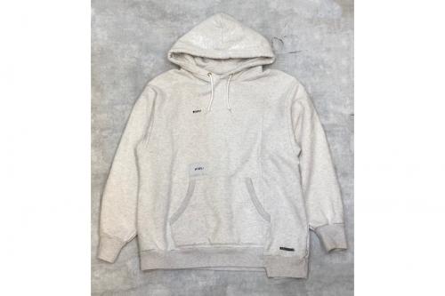 トップスのパーカー