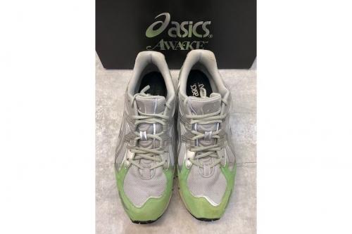 アシックス×アウェイクのスニーカー