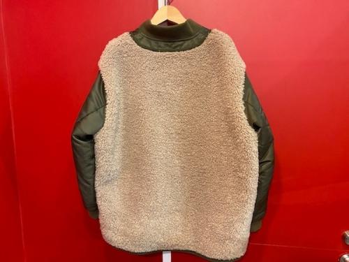 ホワイトマウンテニアリングのボアコントラスボンバージャケット