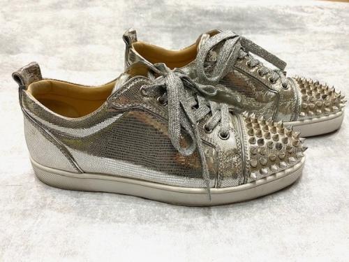 クリスチャン・ルブタンのLOUIS JUNIOR SPIKES FLAT(ルイス ジュニア スパイク フラット)