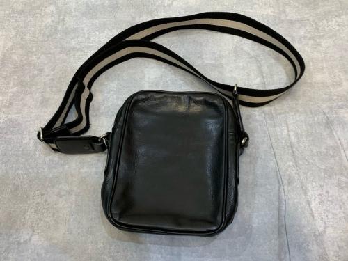 バリーのレザーショルダーバッグ