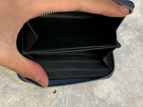 カードジップウォレットのアナグラムロゴ