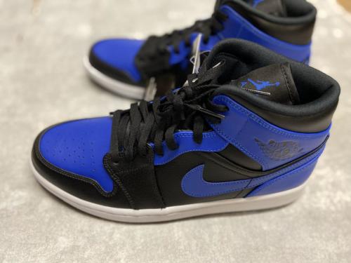ナイキのAIR JORDAN1 Mid Hyper Royal