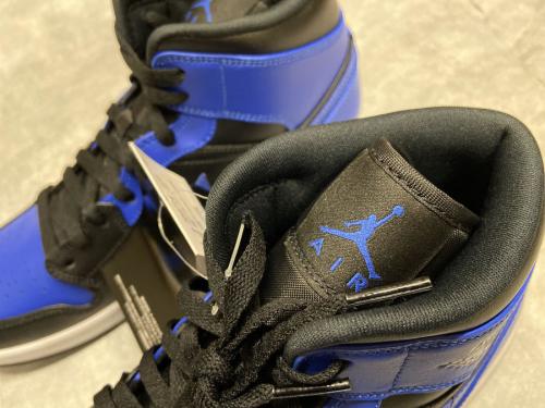 AIR JORDAN1 Mid Hyper Royalのスニーカー 買取