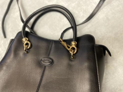 トッズのレザー2WAYハンドバッグ