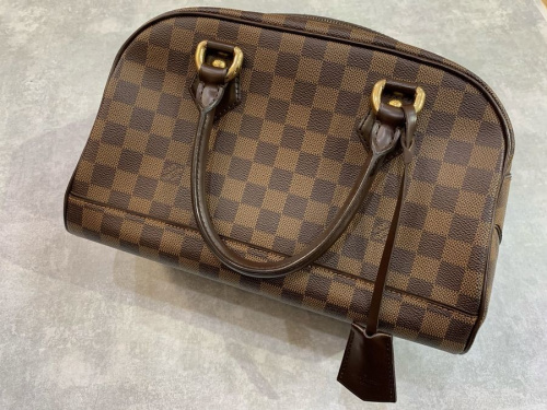 ラグジュアリーブランドのLOUIS VUITTON 　