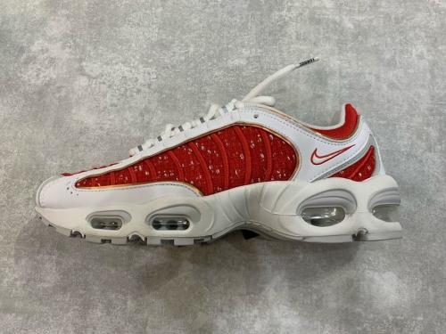 シュプリーム × ナイキのAT3854-100