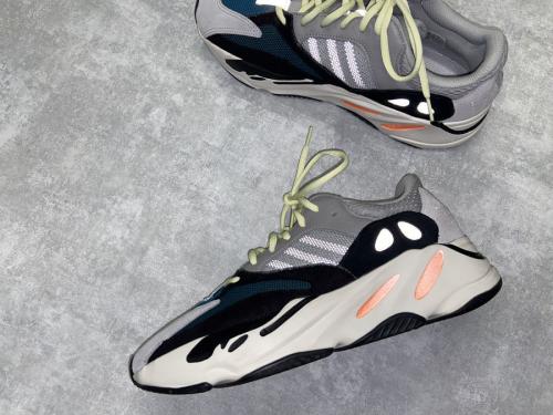 YEEZY BOOST 700 WAVE RUNNERのスニーカー