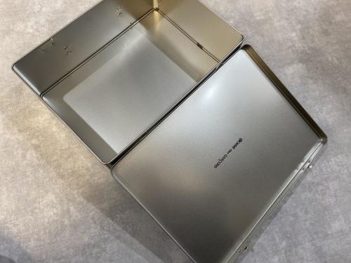 コムデギャルソンのブリキメッセージトランクバッグ