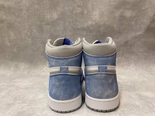 ナイキのAIR JORDAN 1 RETRO HI OG Hyper Royal