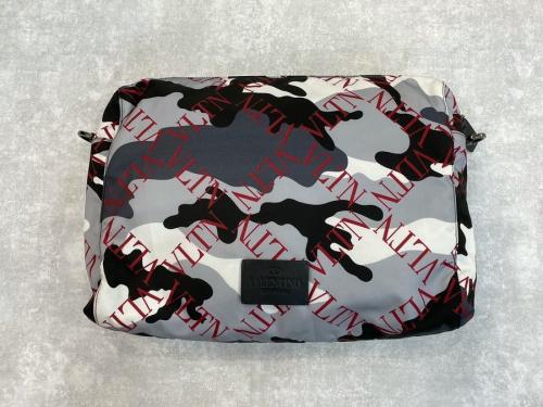ヴァレンティノガラヴァーニのカモフラージュショルダーバッグ
