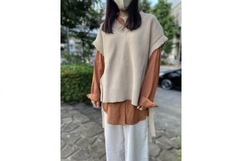 サテンノーカラーチュニックシャツのトレンド