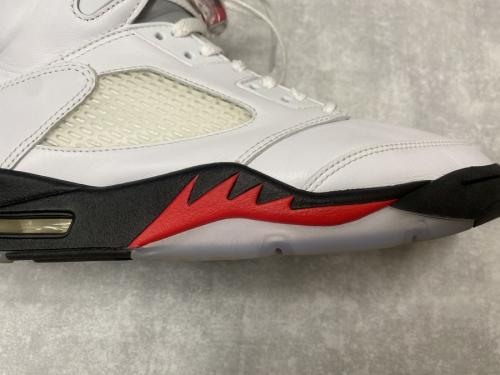 ナイキのAIR JORDAN 5 RETRO FIRE RED