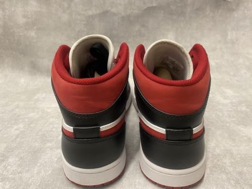 ナイキのAIR JORDAN 1 MID