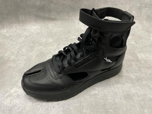 マルジェラ×リーボックのCL LEATHER TABI HIGH