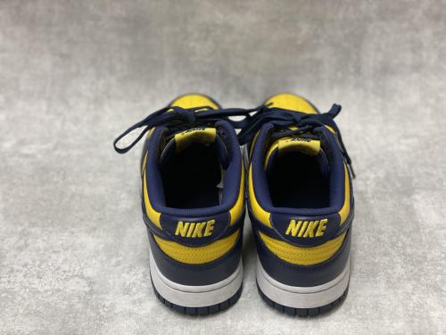 ナイキのDUNK LOW Varsity Maize MICHIGAN