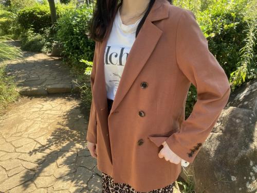 ダブルジャケットのテーラードジャケット