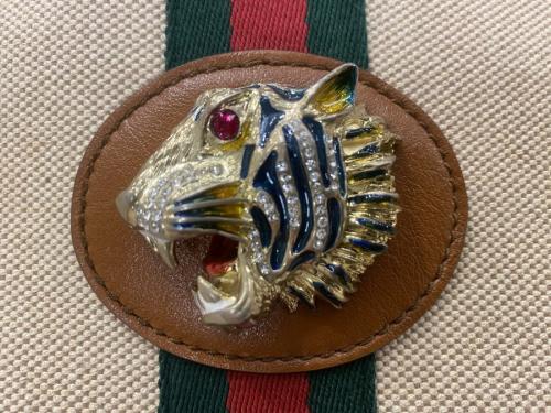 グッチのタイガーモチーフトートバッグ