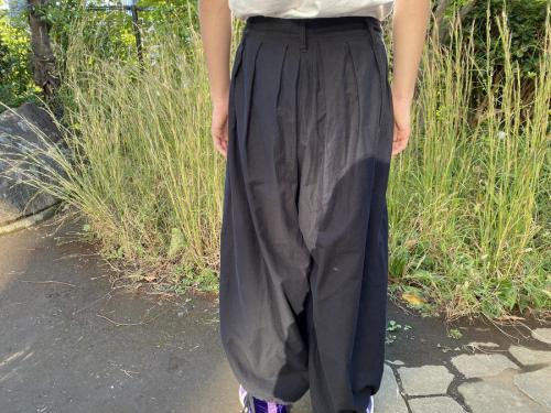 ヨウジヤマモトプールオムのタックワイドバルーンパンツ