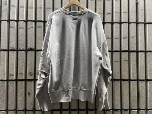 シュタインのDIVIDE SLEEVE V NECK SWEAT