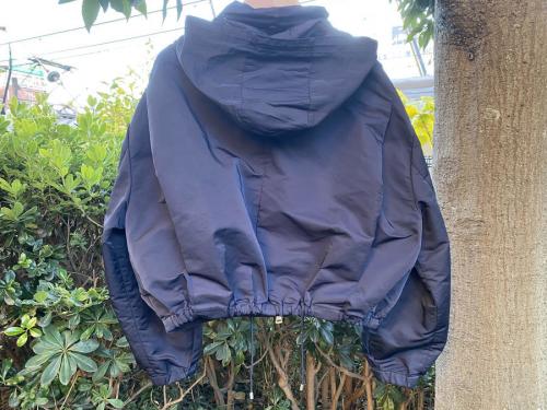 モンクレールのテープロゴショートジップジャケット