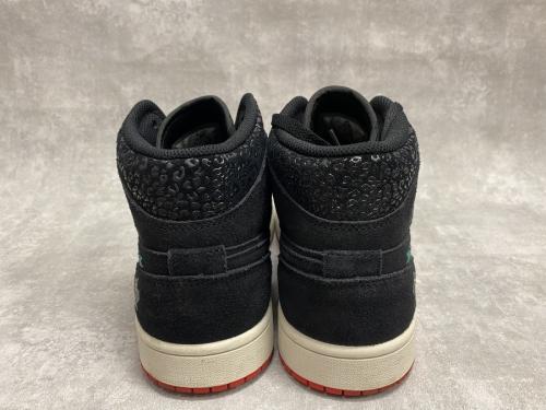 ナイキのAIR JORDAN 1 MID SIEMPRE FAMILIA