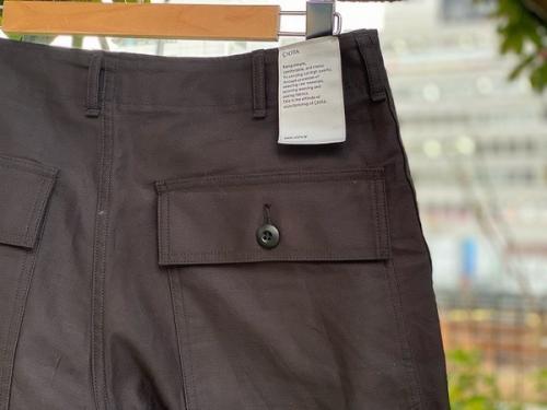 シオタのスビンコットンムラ糸バックサテンベイカーパンツ