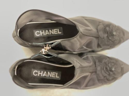 シャネルのカメリアメッシュショートブーツ