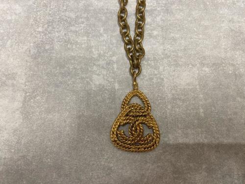 シャネルのトライアングルココマークネックレス