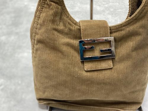 フェンディのマンマバケットハンドバッグ