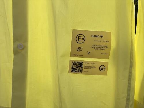 オーエーエムシーのマークシャツ