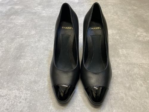 シャネルのココマークパールパンプス