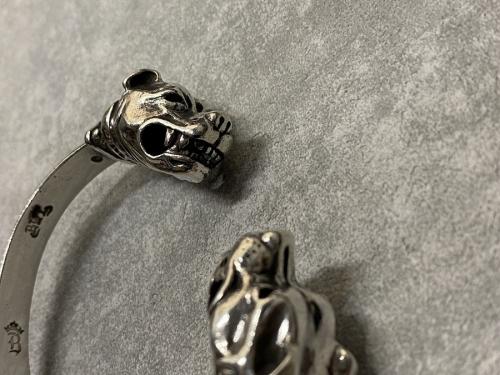 ビルウォールレザーのドッグヘッドバングル