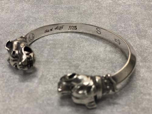 ドッグヘッドバングルのDog Head Bangle